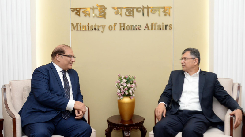 স্বরাষ্ট্রমন্ত্রীর সঙ্গে পাকিস্তানের হাইকমিশনারের সৌজন্য সাক্ষাৎ