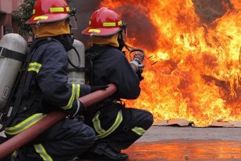 রাজধানীর বনানীতে বহুতল ভবনে আগুন