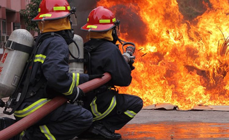 রাজধানীর বনানীতে বহুতল ভবনে আগুন