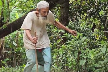 দড়ি বেয়ে মসজিদে যাওয়া অন্ধ মুয়াজ্জিন আব্দুর রহমান মোল্লা আর নেই