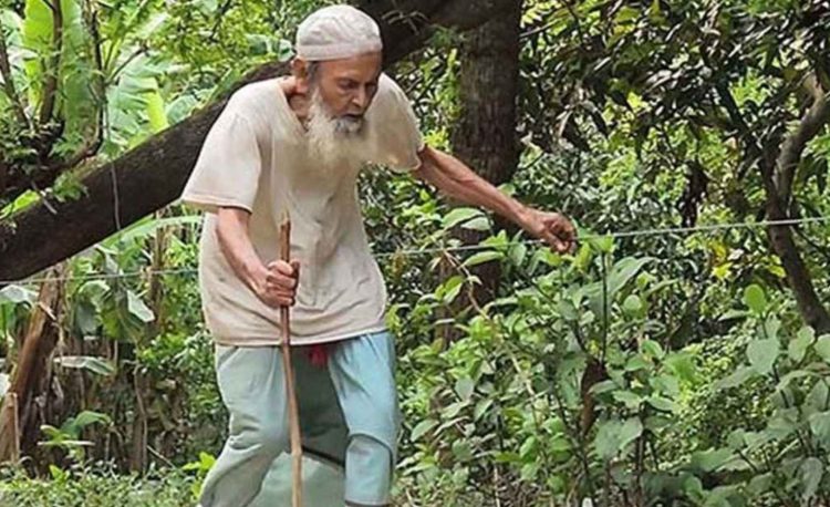 দড়ি বেয়ে মসজিদে যাওয়া অন্ধ মুয়াজ্জিন আব্দুর রহমান মোল্লা আর নেই