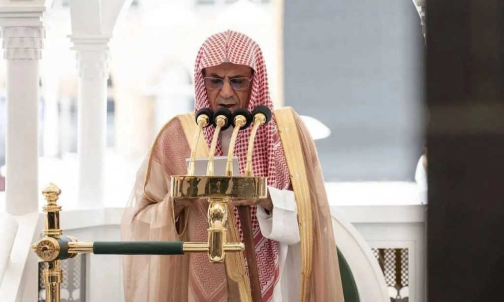 যাচাই না করে সোশ্যাল মিডিয়ায় তথ্য ছড়ানোর বিষয়ে সতর্কবার্তা দিলেন কাবার ইমাম