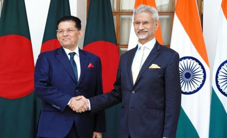 হাসিনাকে ফেরত চায় ঢাকা; প্রধানমন্ত্রীর ভারত সফর নিয়ে আলোচনা