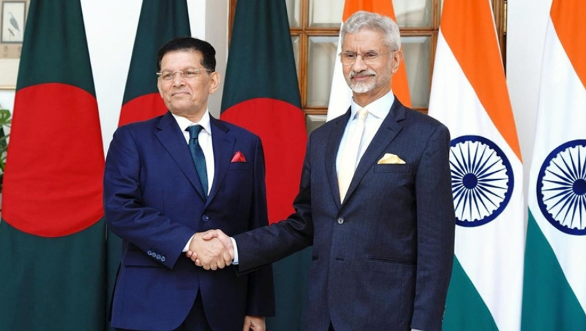 হাসিনাকে ফেরত চায় ঢাকা; প্রধানমন্ত্রীর ভারত সফর নিয়ে আলোচনা