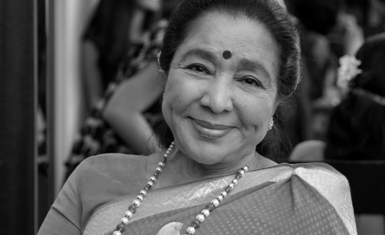বিদায় নিলেন উপমহাদেশের কিংবদন্তি গায়িকা আশা ভোঁসলে