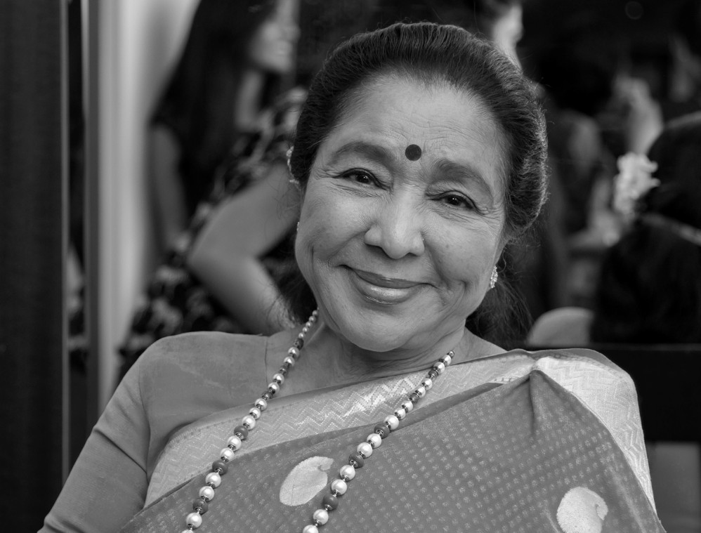 বিদায় নিলেন উপমহাদেশের কিংবদন্তি গায়িকা আশা ভোঁসলে