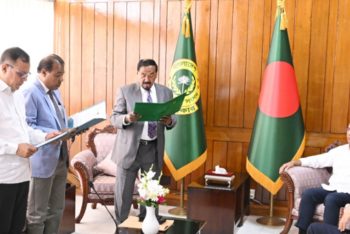 প্রধানমন্ত্রীর উপস্থিতিতে নবনির্বাচিত দুই এমপির শপথ গ্রহণ