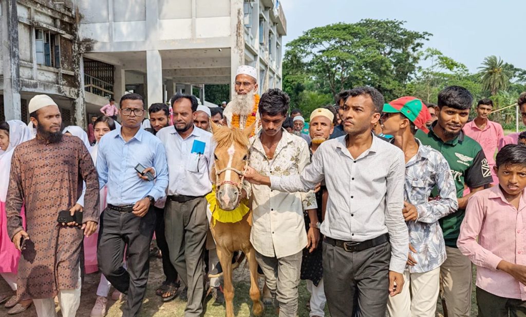 ৩৭ বছরের শিক্ষকতা শেষে শিক্ষকের রাজসিক বিদায়