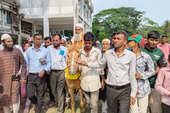 ৩৭ বছরের শিক্ষকতা শেষে শিক্ষকের রাজসিক বিদায়