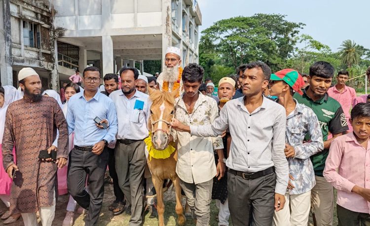 ৩৭ বছরের শিক্ষকতা শেষে শিক্ষকের রাজসিক বিদায়