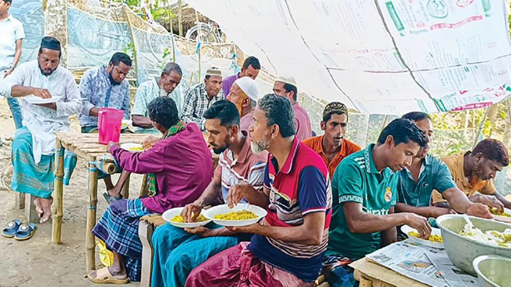 মসজিদে পাঁচ ওয়াক্ত নামাজ আদায় করলেই মিলবে ফ্রি খাবার