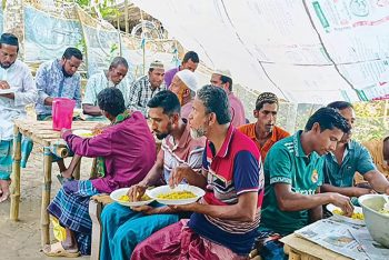 মসজিদে পাঁচ ওয়াক্ত নামাজ আদায় করলেই মিলবে ফ্রি খাবার