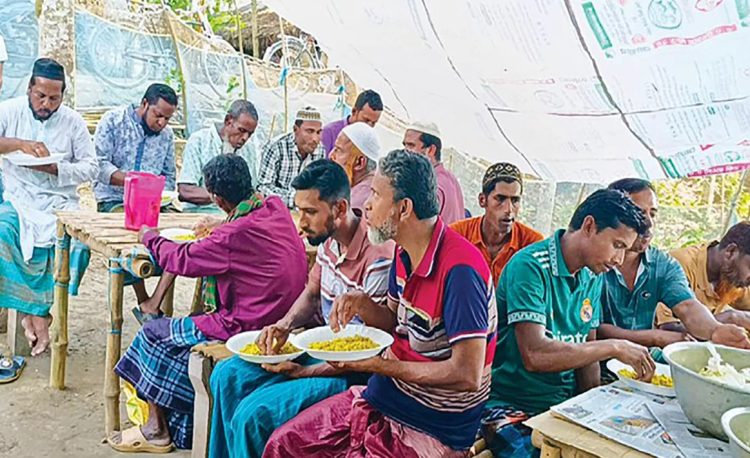 মসজিদে পাঁচ ওয়াক্ত নামাজ আদায় করলেই মিলবে ফ্রি খাবার
