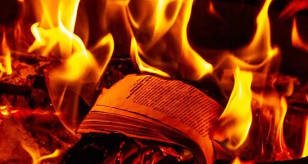 বাংলাবাজারে বইয়ের দোকানে আগুন