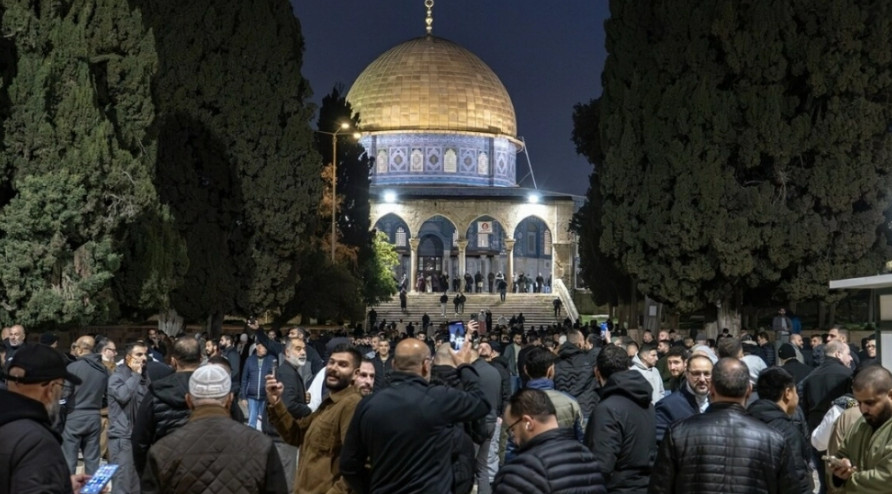 ৪০ দিন পর আল-আকসা খুলে ফজরের নামাজ আদায় করলেন হাজারো মুসল্লি