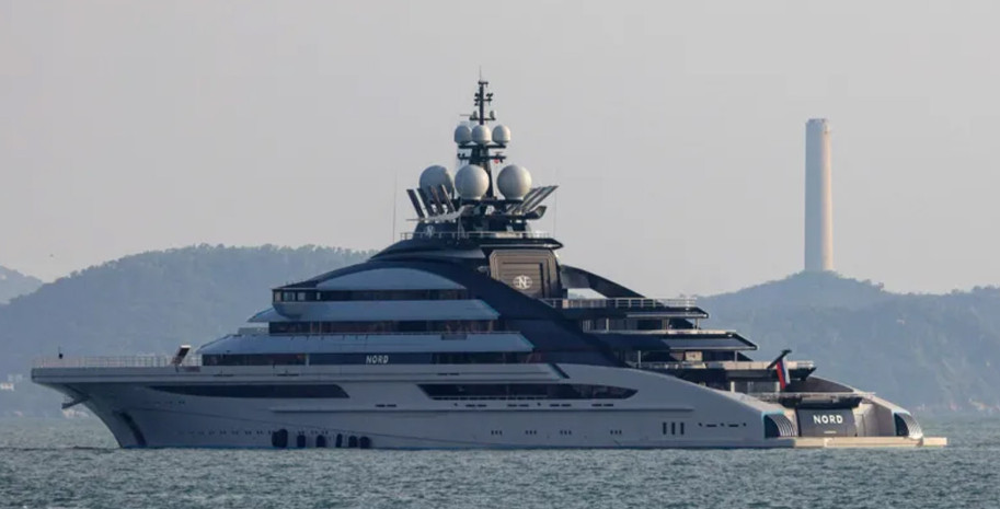 মার্কিন নিষেধাজ্ঞা উপেক্ষা করে হরমুজ প্রণালী অতিক্রম করল রুশ প্রমোদতরী