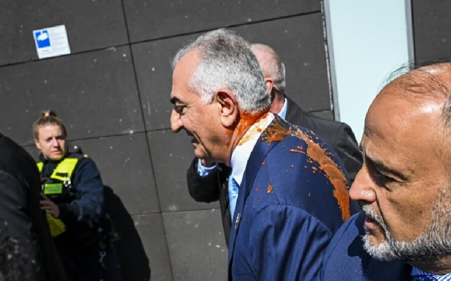 জার্মানিতে অপদস্থ রেজা পাহলভি, অভিযুক্ত আটক