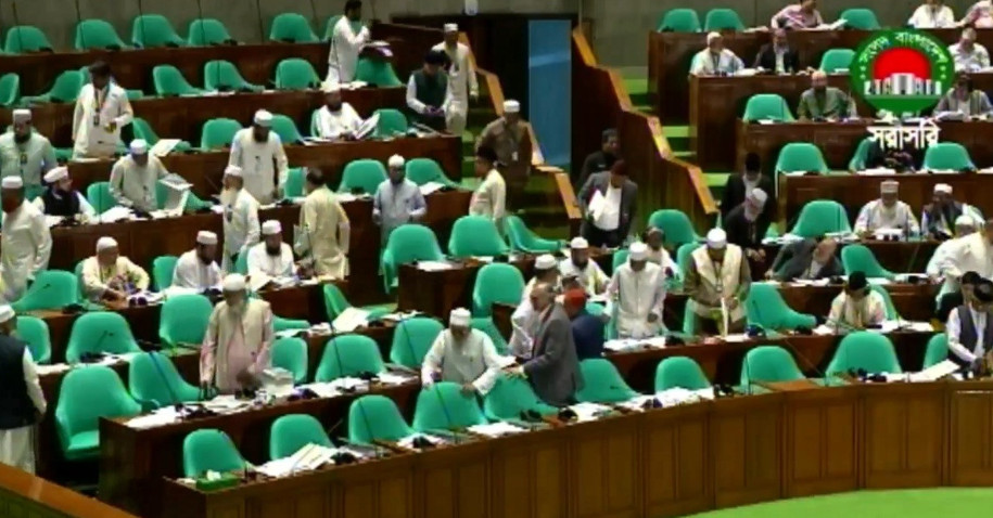 ‘গণবিরোধী’ বিল পাসের অভিযোগে সংসদ থেকে বিরোধী দলের ওয়াকআউট