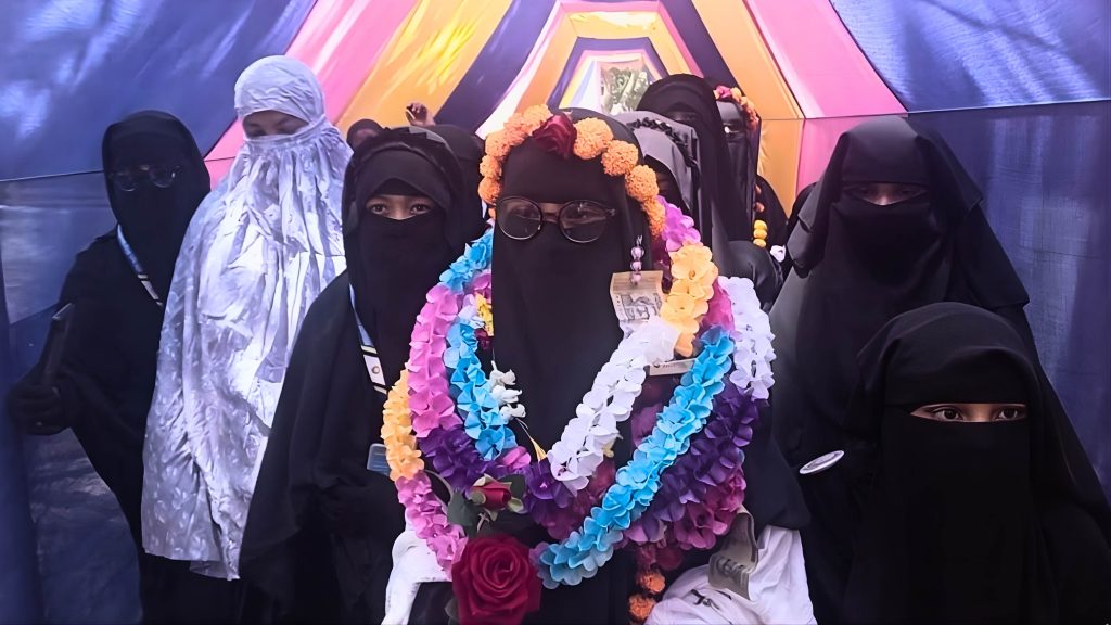 জমকালো আয়োজনে হাফেজা ফাতেমাকে বাড়ি পৌঁছে দিলো মাদরাসা কর্তৃপক্ষ