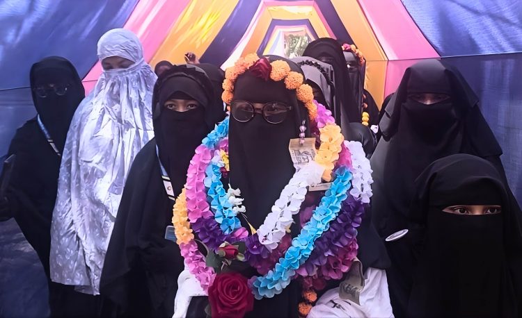 জমকালো আয়োজনে হাফেজা ফাতেমাকে বাড়ি পৌঁছে দিলো মাদরাসা কর্তৃপক্ষ