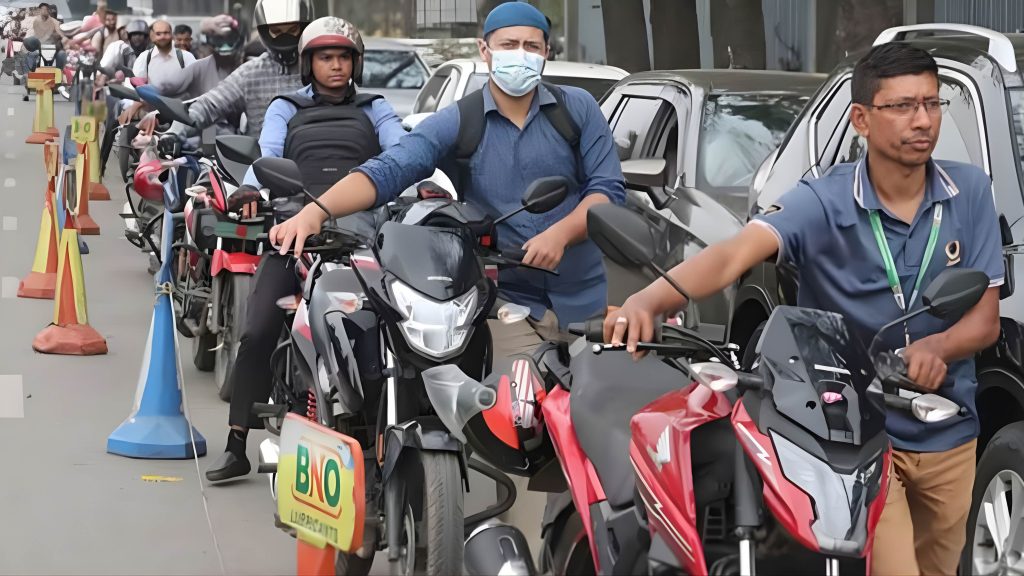 সরকারি চাকরিজীবীদের জন্য তেল পাম্পে জরুরি লাইন রাখার নির্দেশ