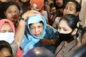 হুড়োহুড়িতে আদালতের সিঁড়িতে পড়ে গেলেন সাবেক স্পিকার শিরীন