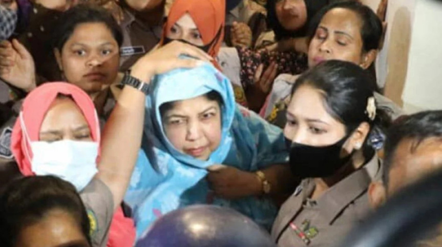 হুড়োহুড়িতে আদালতের সিঁড়িতে পড়ে গেলেন সাবেক স্পিকার শিরীন