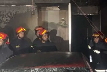 গভীর রাতে কারওয়ান বাজারে গাড়ির শো-রুমে আগুন