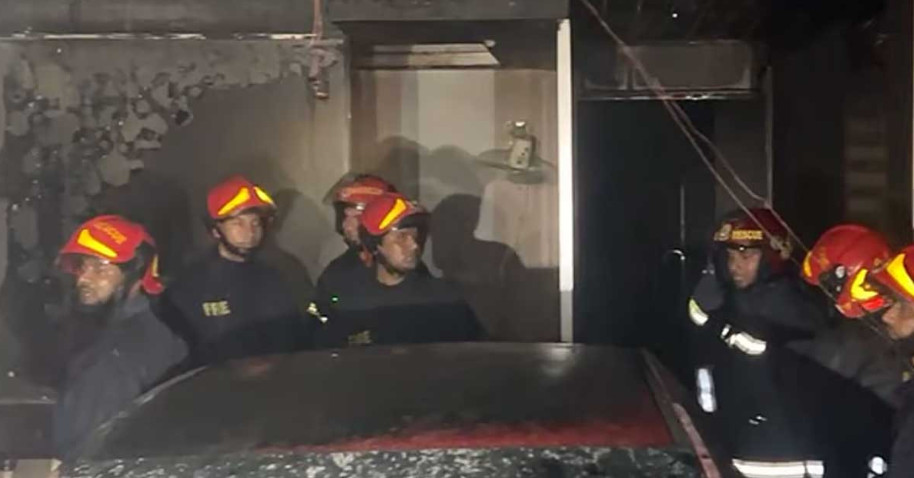 গভীর রাতে কারওয়ান বাজারে গাড়ির শো-রুমে আগুন