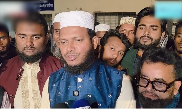 ৮ পাম্প ঘুরেও তেল না পেয়ে বাসে সংসদে এমপি সালাহ উদ্দিন আইউবী