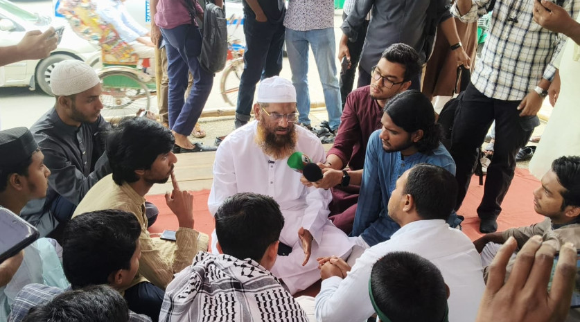 রাজু ভাস্কর্যে অনশনরত শিক্ষার্থীদের প্রতি সংহতি জানালেন মাওলানা মামুনুল হক