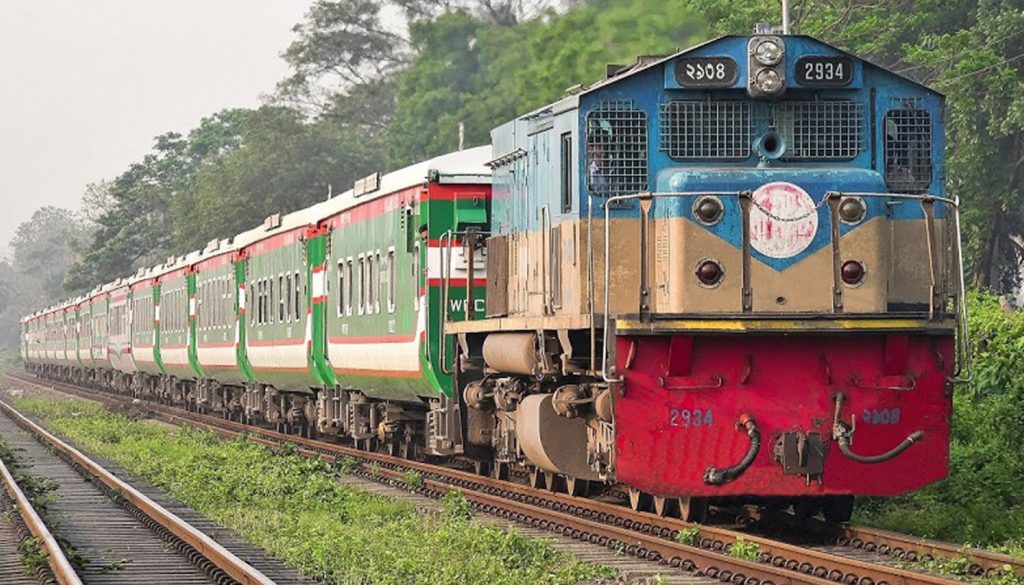 জ্বালানি সরবরাহ কমেছে রেলে; মজুদ তেল দিয়ে ট্রেন চলবে ১৫-২০ দিন