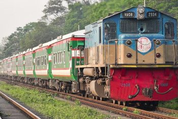 জ্বালানি সরবরাহ কমেছে রেলে; মজুদ তেল দিয়ে ট্রেন চলবে ১৫-২০ দিন