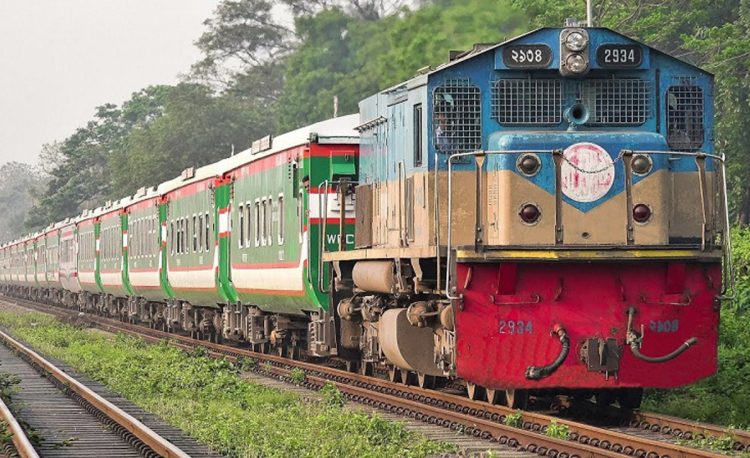 জ্বালানি সরবরাহ কমেছে রেলে; মজুদ তেল দিয়ে ট্রেন চলবে ১৫-২০ দিন
