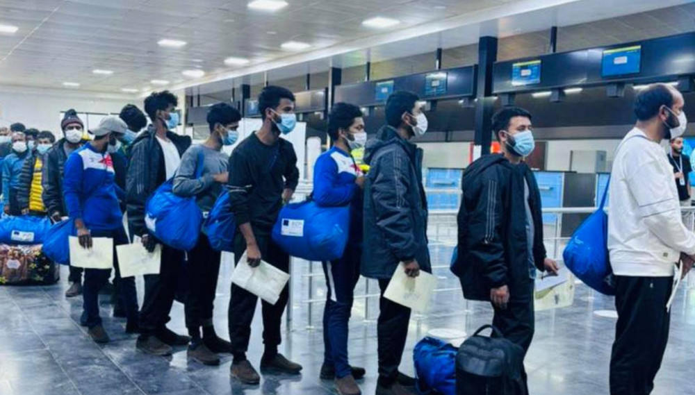 দেশে ফিরলেন লিবিয়ায় বন্দি থাকা ১৭৪ বাংলাদেশি