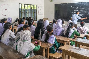 শিক্ষার মান বাড়াতে কঠোর সরকার : শিক্ষার্থীরা বাংলা-ইংরেজি রিডিং না পারলে শিক্ষকের বেতন বন্ধ