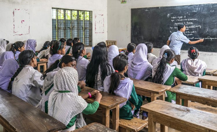 শিক্ষার মান বাড়াতে কঠোর সরকার : শিক্ষার্থীরা বাংলা-ইংরেজি রিডিং না পারলে শিক্ষকের বেতন বন্ধ