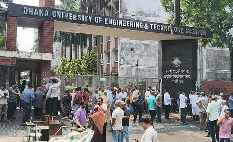 ব্লকেড কর্মসূচিতে অচল ক্যাম্পাস; ভেতরে ঢুকতে পারছেন না কেউ