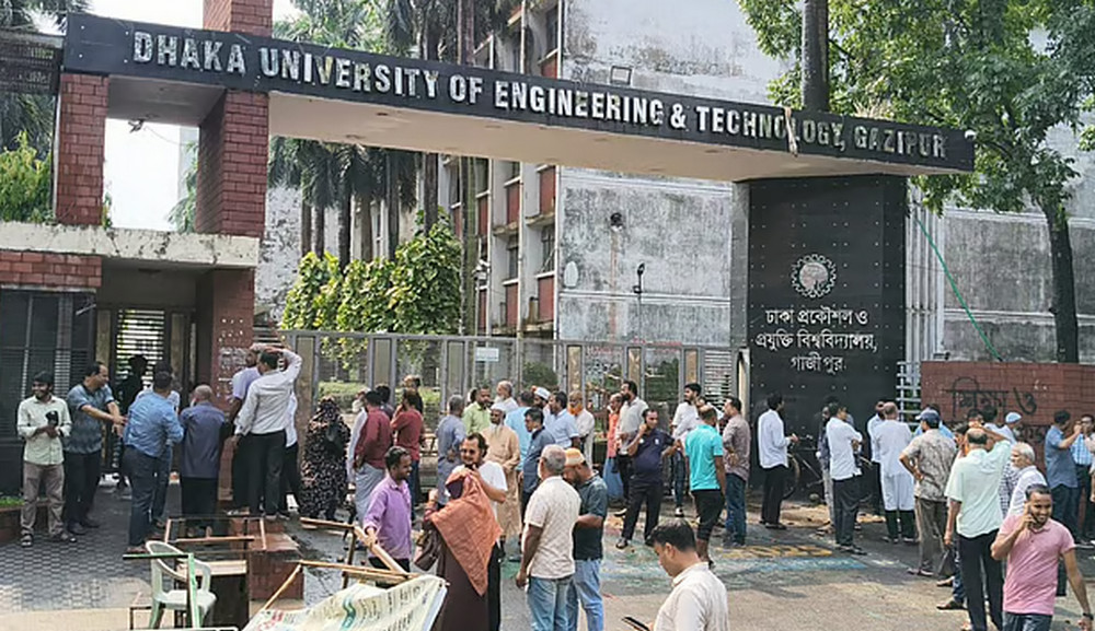 ব্লকেড কর্মসূচিতে অচল ক্যাম্পাস; ভেতরে ঢুকতে পারছেন না কেউ
