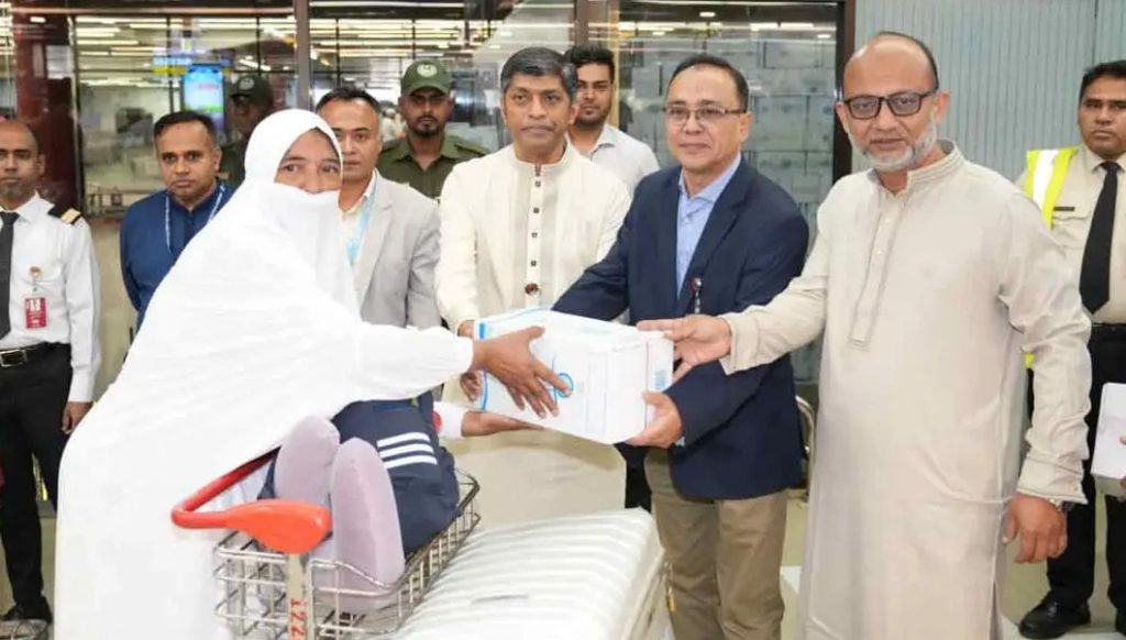 ঢাকায় এলো প্রথম ফিরতি হজ ফ্লাইট; প্রথম দিনে ফিরবেন ৫৪৩৪ হাজি