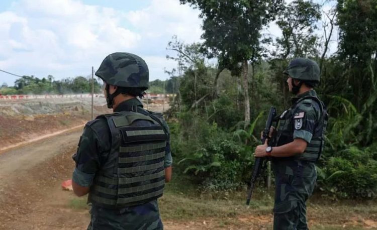 পুলিশ দেখে পালানোর চেষ্টা; মালয়েশিয়ায় ৯ বাংলাদেশি আটক