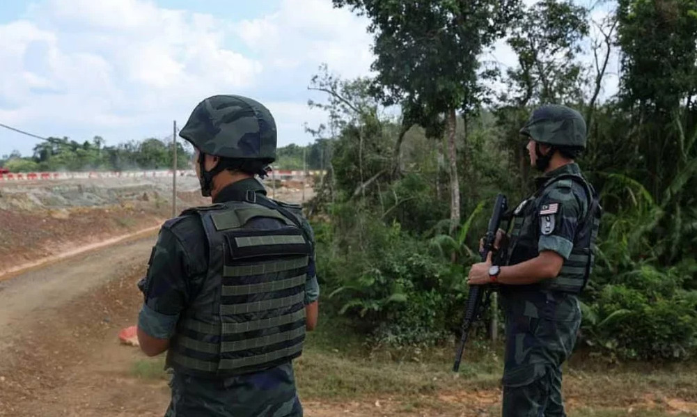 পুলিশ দেখে পালানোর চেষ্টা; মালয়েশিয়ায় ৯ বাংলাদেশি আটক