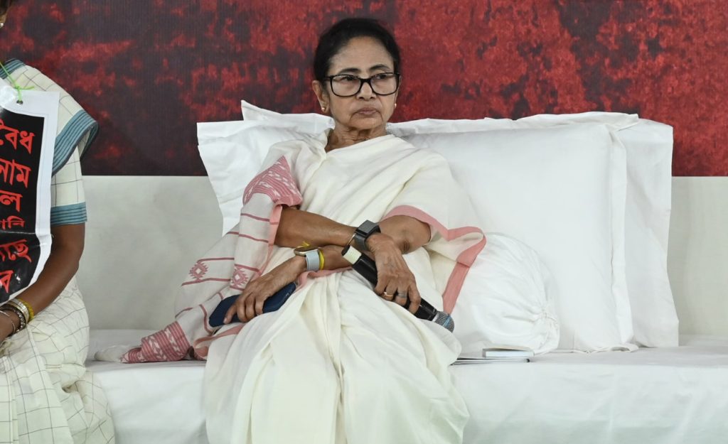 বিপর্যয়ের পর শক্তিশালী রাজনৈতিক মঞ্চ গঠনের ডাক মমতার