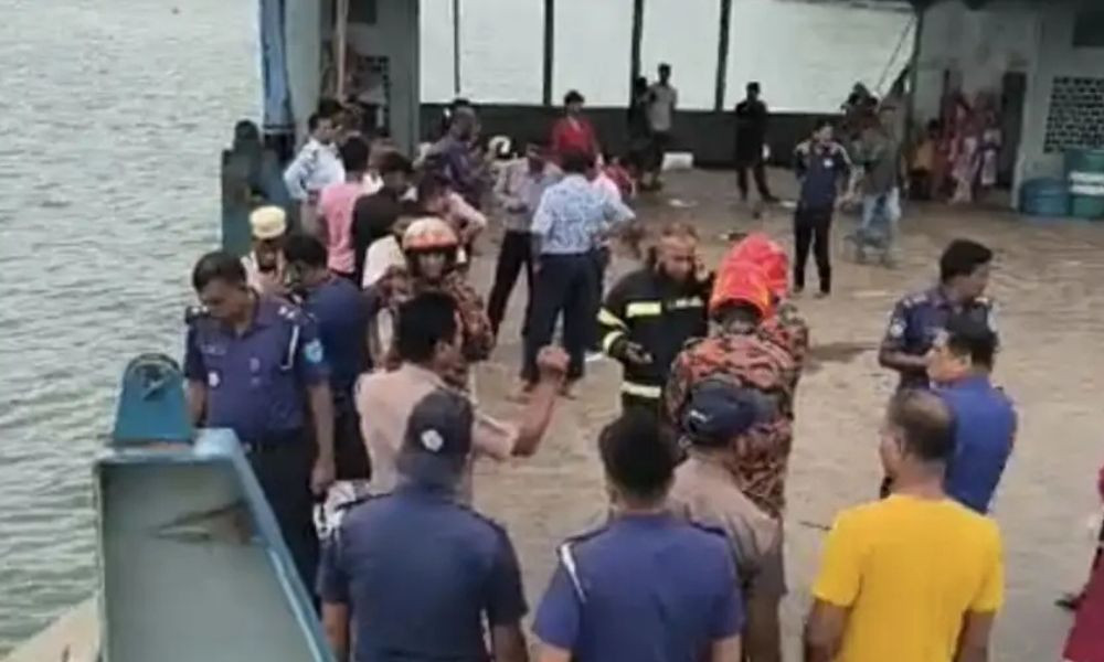 আবারও দৌলতদিয়ায় যাত্রীবাহী বাস পড়ল পদ্মায়