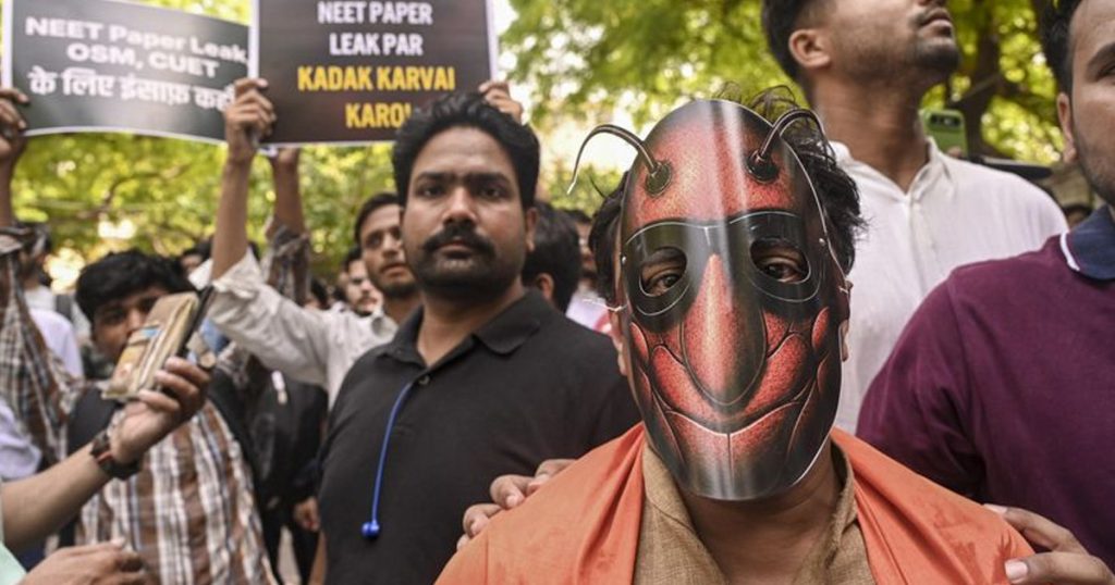 শিক্ষামন্ত্রীর পদত্যাগের দাবিতে দিল্লিতে ককরোচ জনতা পার্টির বিক্ষোভ