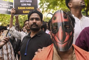শিক্ষামন্ত্রীর পদত্যাগের দাবিতে দিল্লিতে ককরোচ জনতা পার্টির বিক্ষোভ