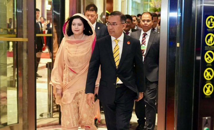 দালিয়ান থেকে বেইজিংয়ের উদ্দেশে প্রধানমন্ত্রী