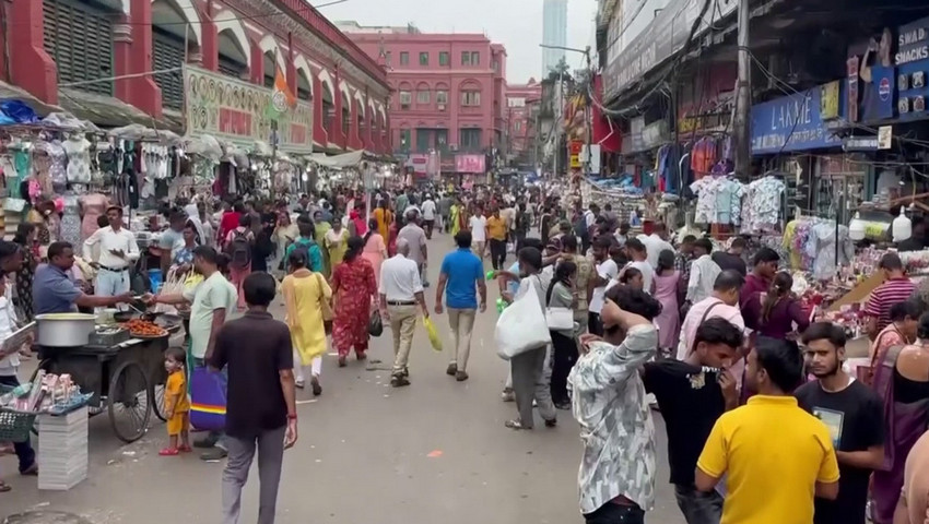 বাংলাদেশিদের ভিসা চালুর খবরে কলকাতার ব্যবসায়ীদের মিষ্টি বিতরণ