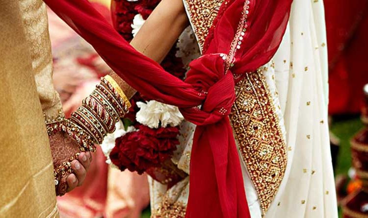 পালিয়ে বিয়ে করায় পুলিশের সামনেই মেয়েকে মেরে ফেললেন বাবা-মা