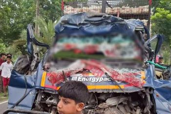 দাঁড়িয়ে থাকা ট্রাকে পিকআপ ভ্যানের ধাক্কায় নিহত ৪